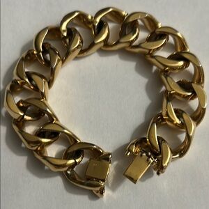 Cover Chunky Gold curb Chain Bracelet size is 7 inches